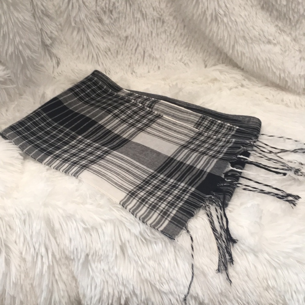 Black and white scarf